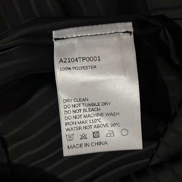 Lattelier Scarf Neck Sleeveless Blouse - Picture 14 of 14